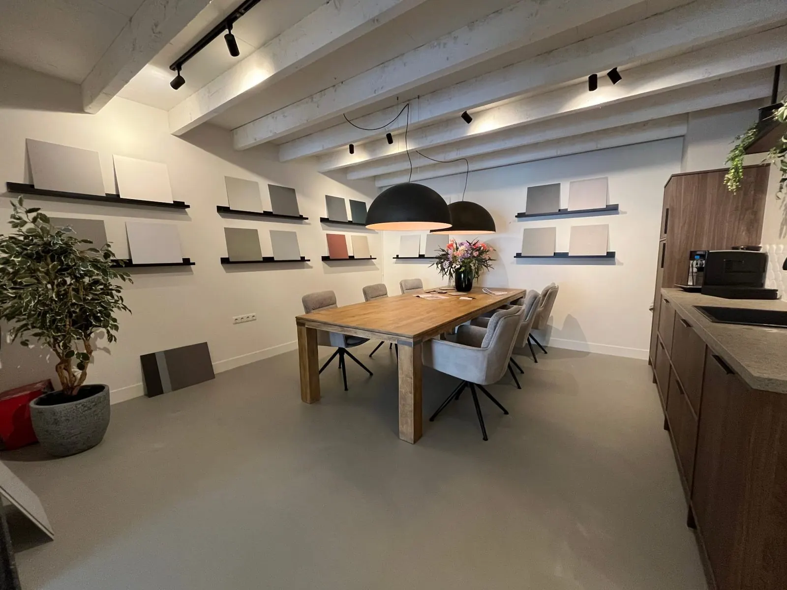 Showroom van Levels Gietvloeren in Erp met kleurstalen en gietvloer