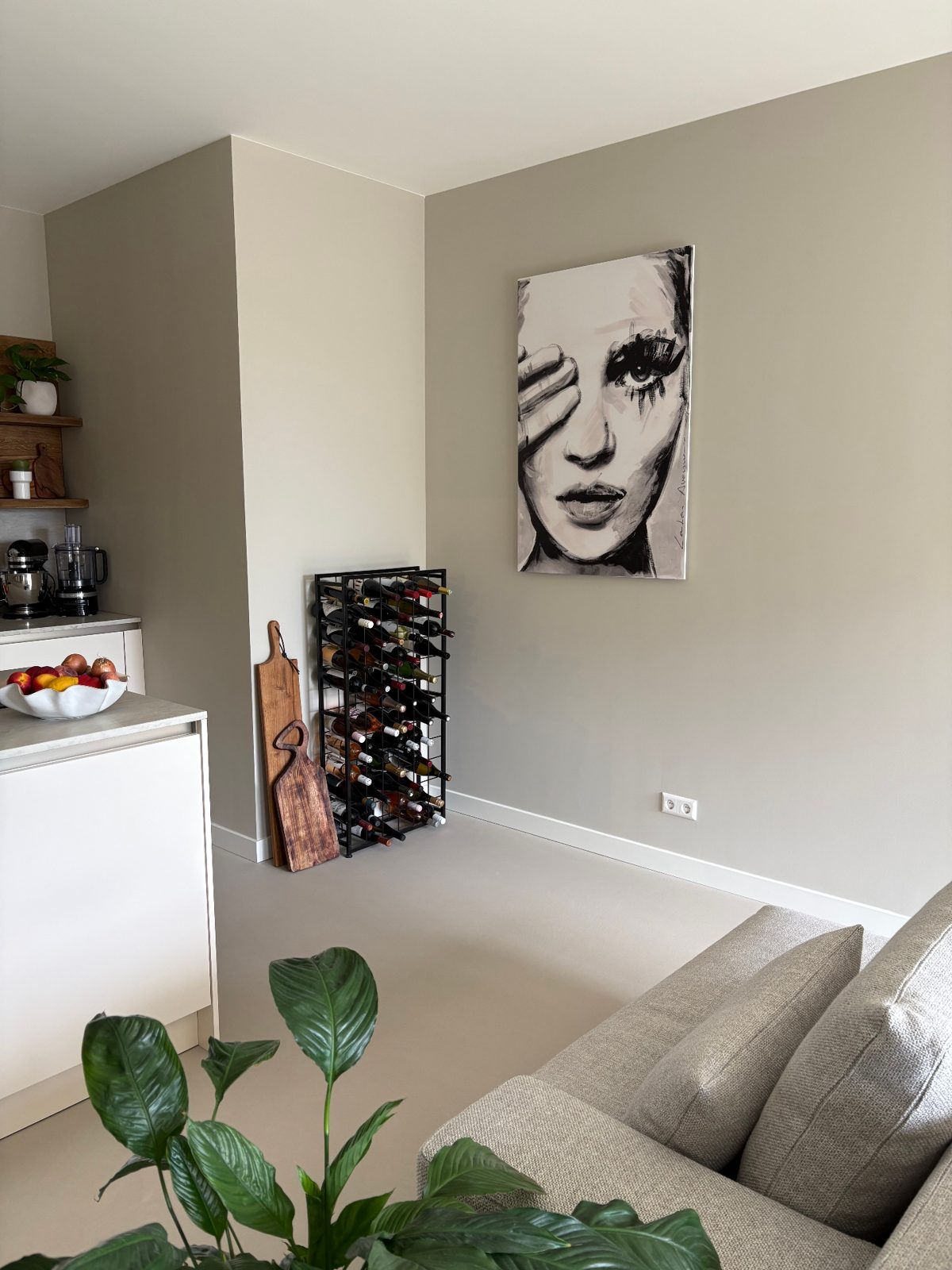 Woonruimte met naadloze gietvloer op vloerverwarming