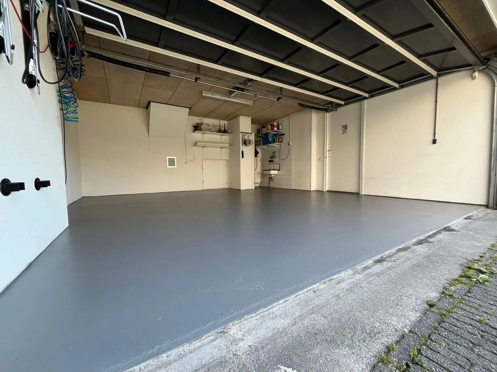 Garage met strakke grijze zijdematte epoxy garagevloer coating