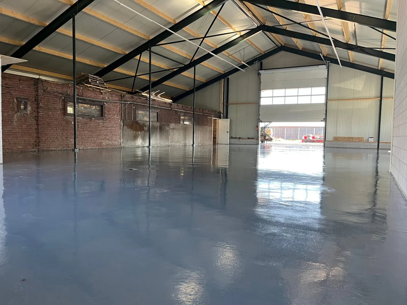 Werkplaats met hoogglans epoxy coatingvloer in Leerdam