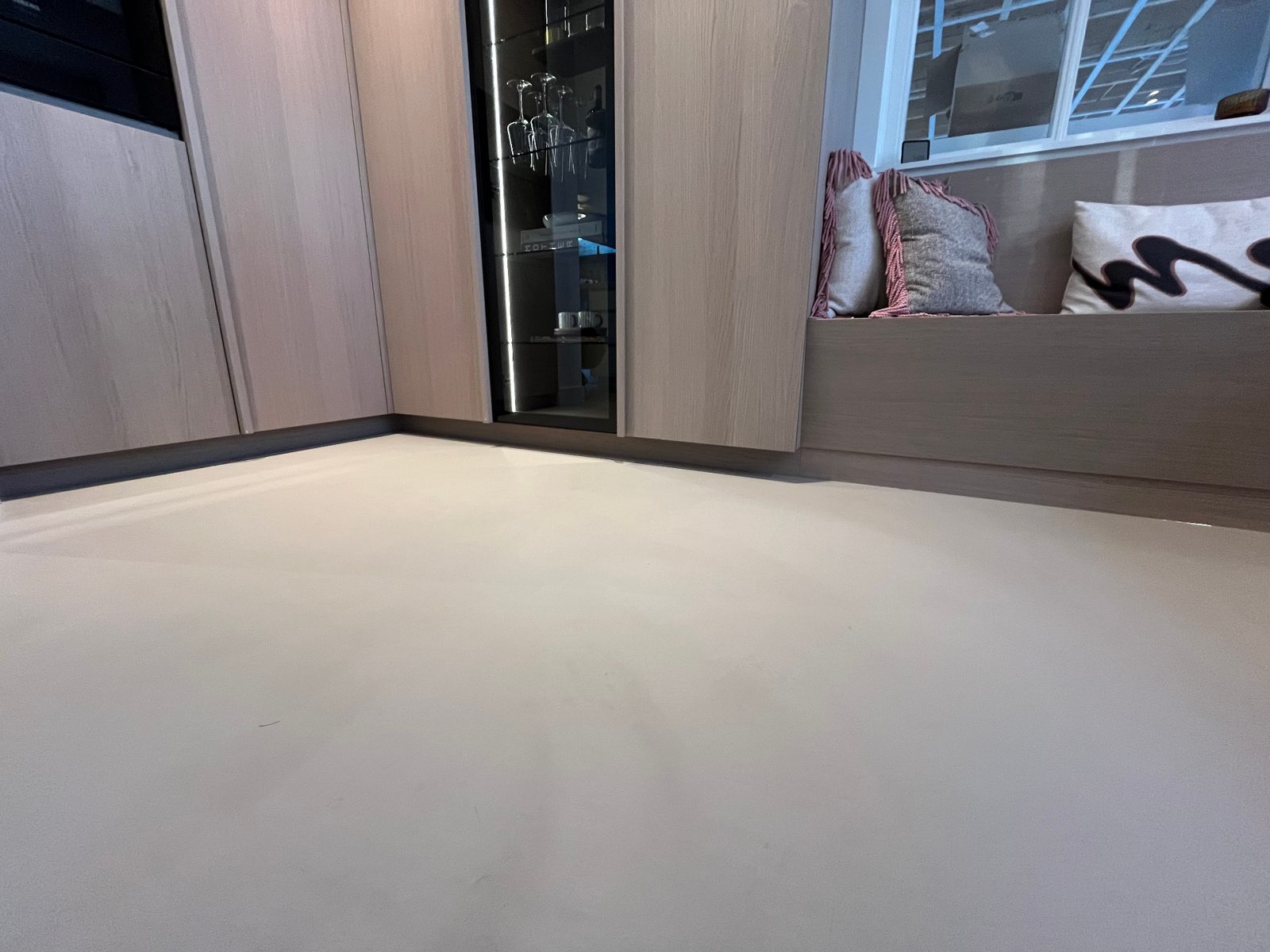 Grit Floor langs een keukenwand