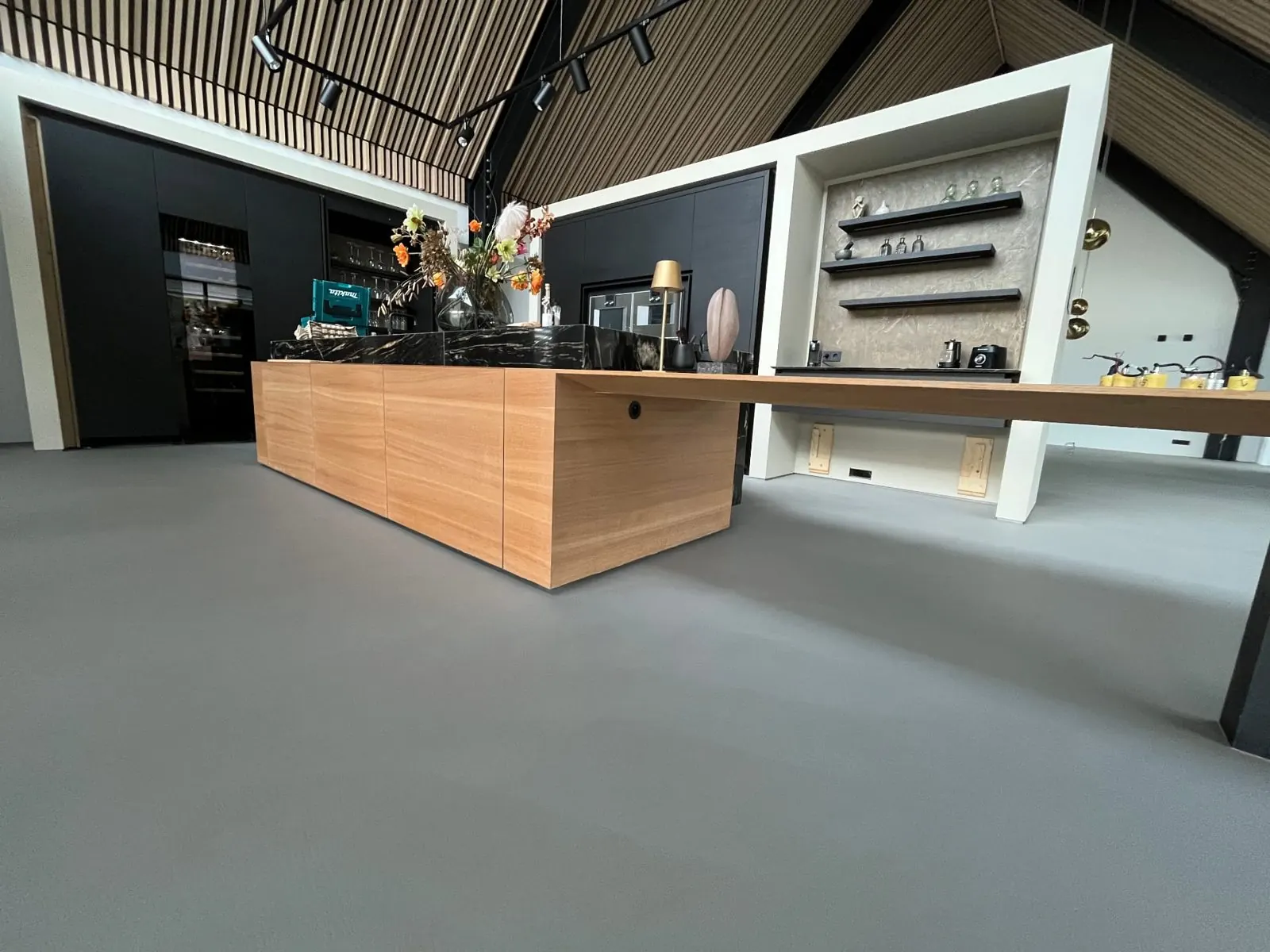 PU gietvloer in een showroom met keukenopstelling