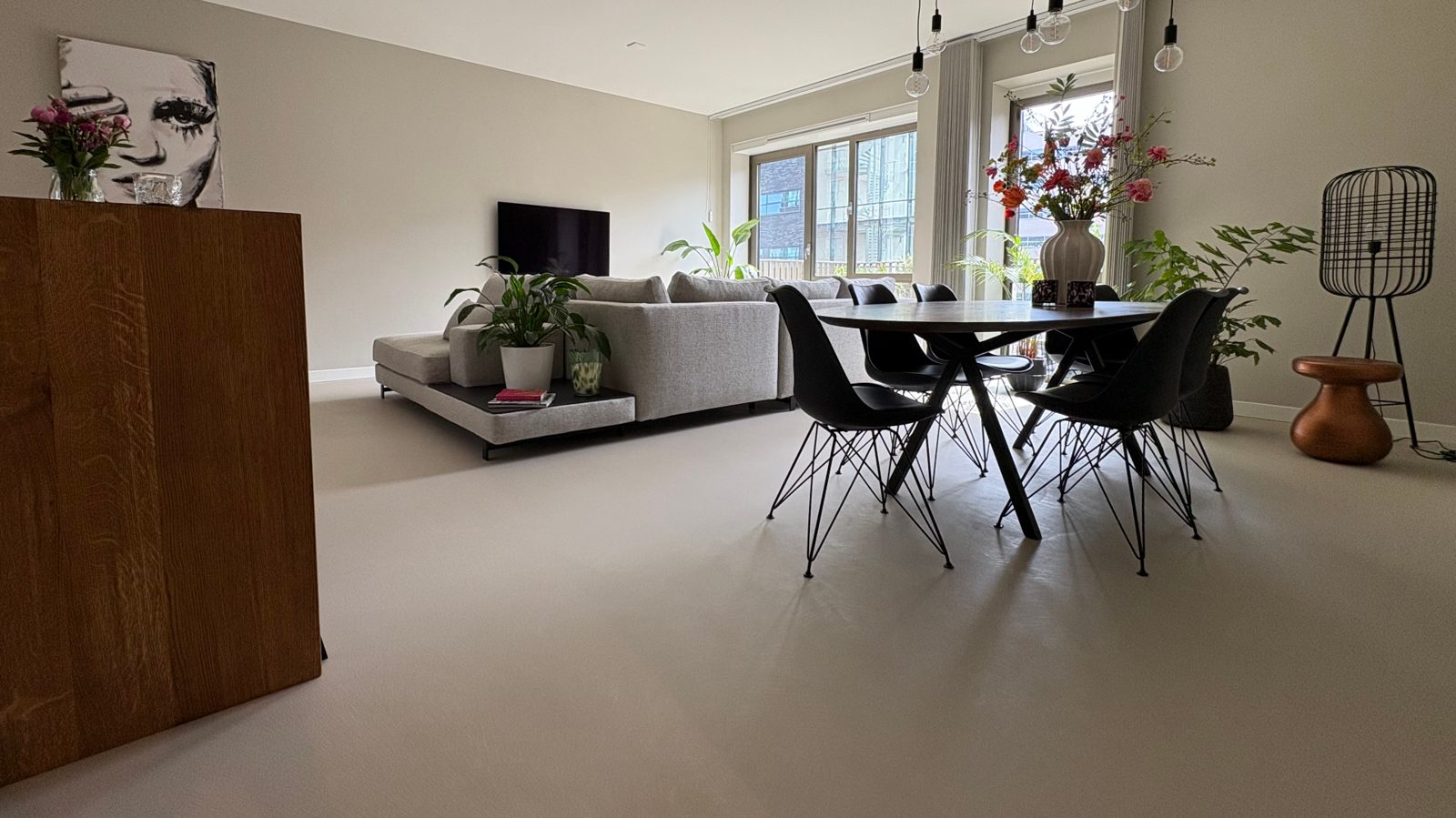 Living en eetruimte met doorlopende Grit Floor