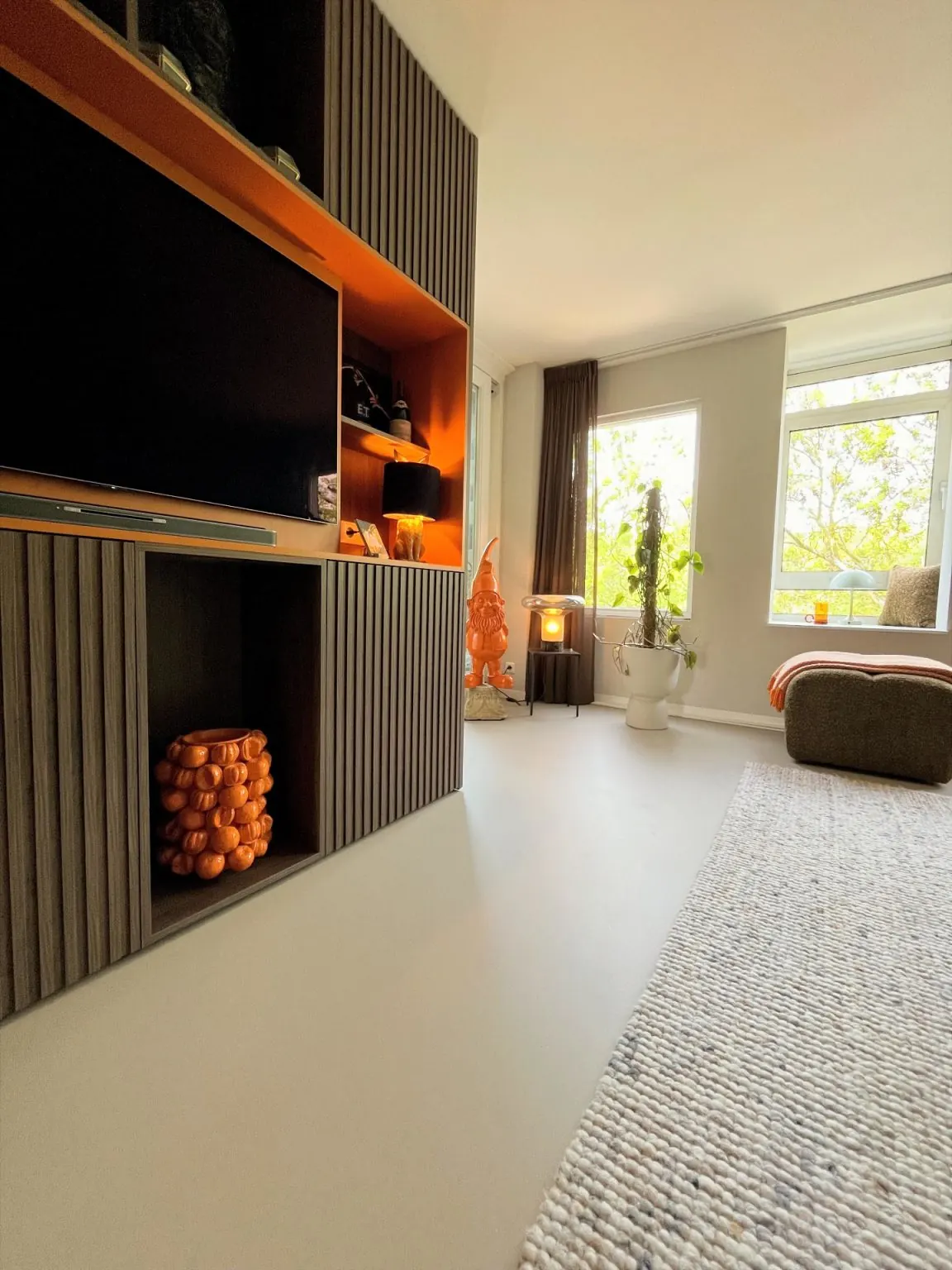 PU gietvloer in een woonkamer met houten wandkast