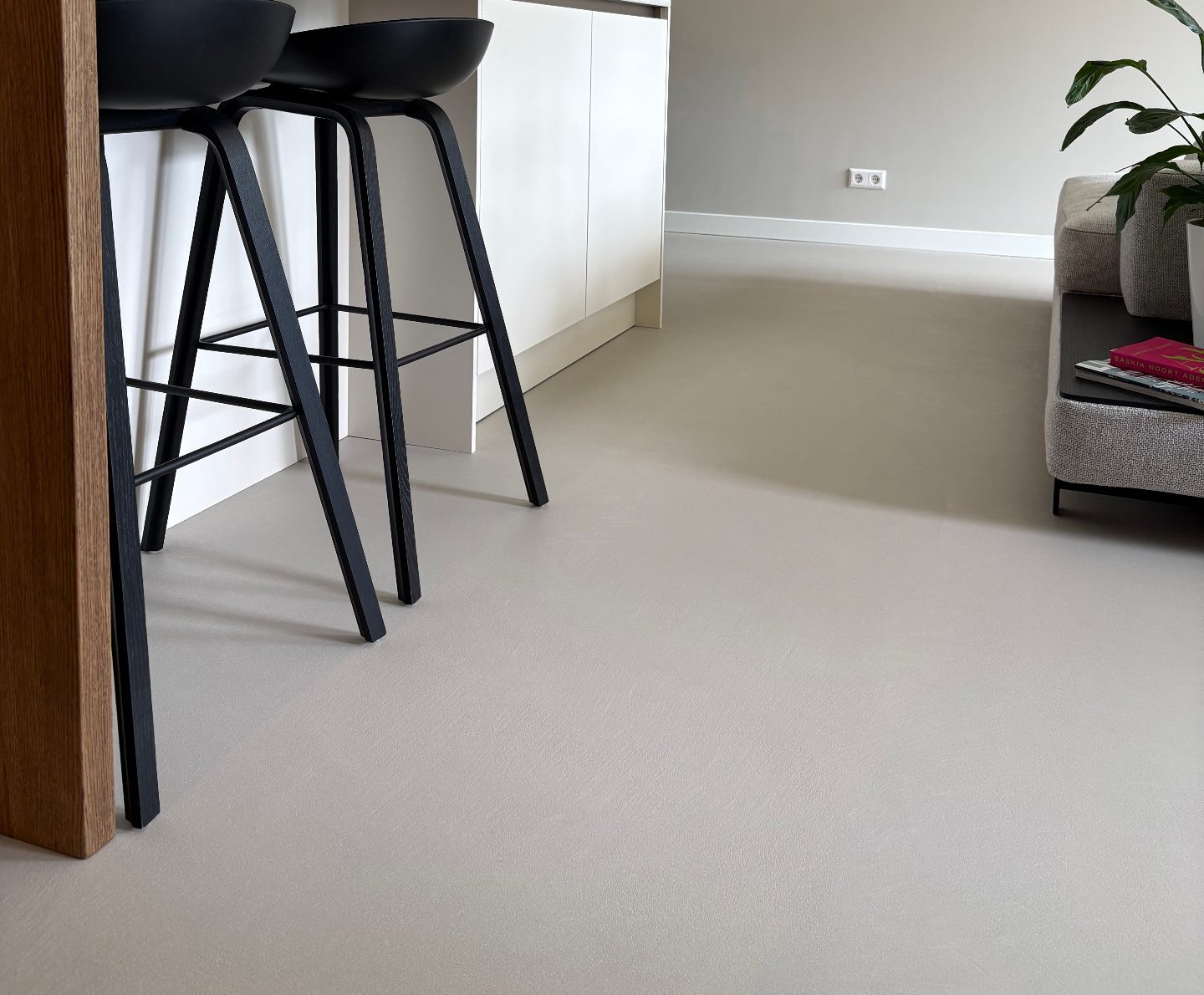 Keuken met barkrukken op Grit Floor