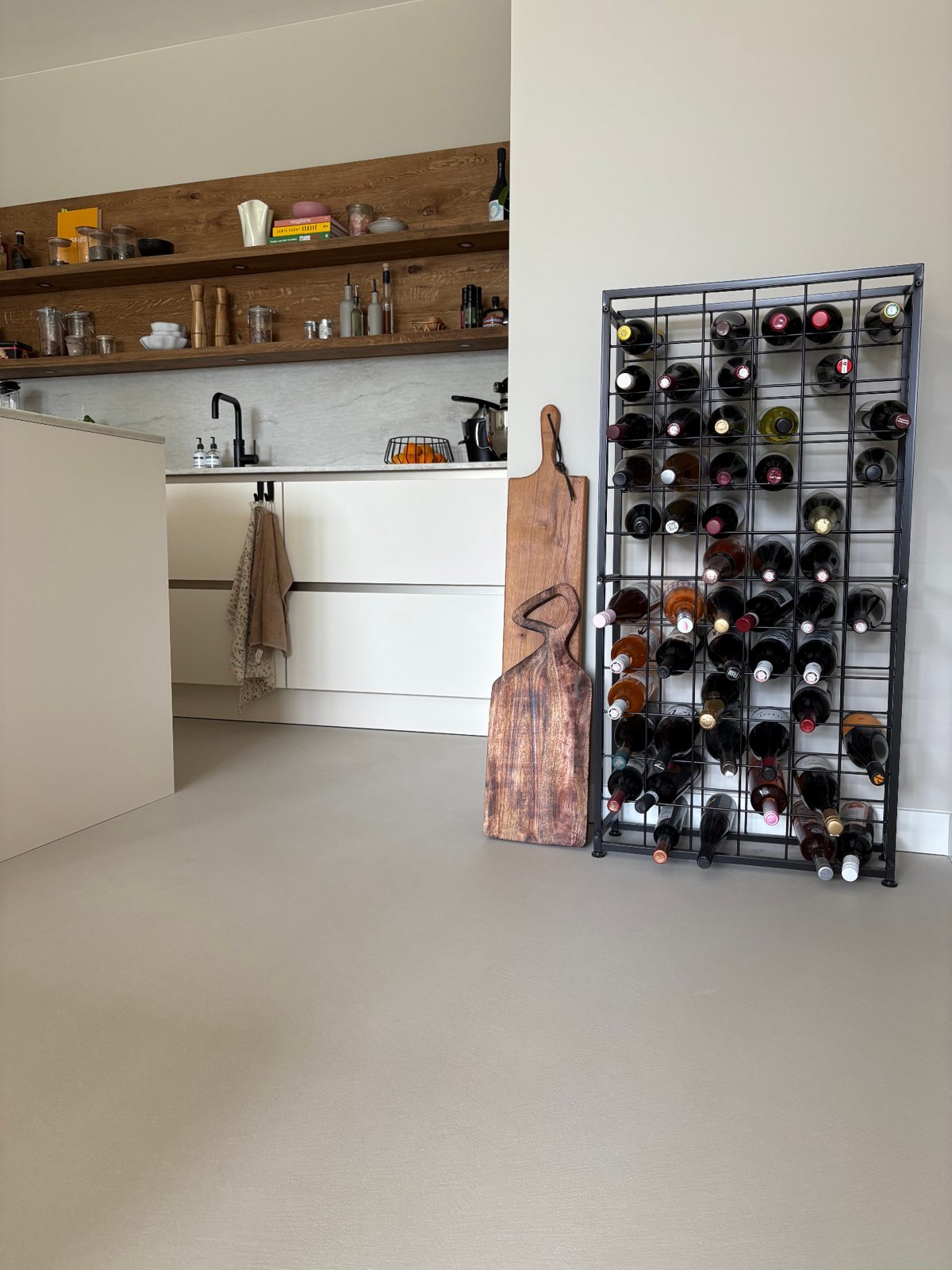 Grit Floor in een keuken met wijnrek