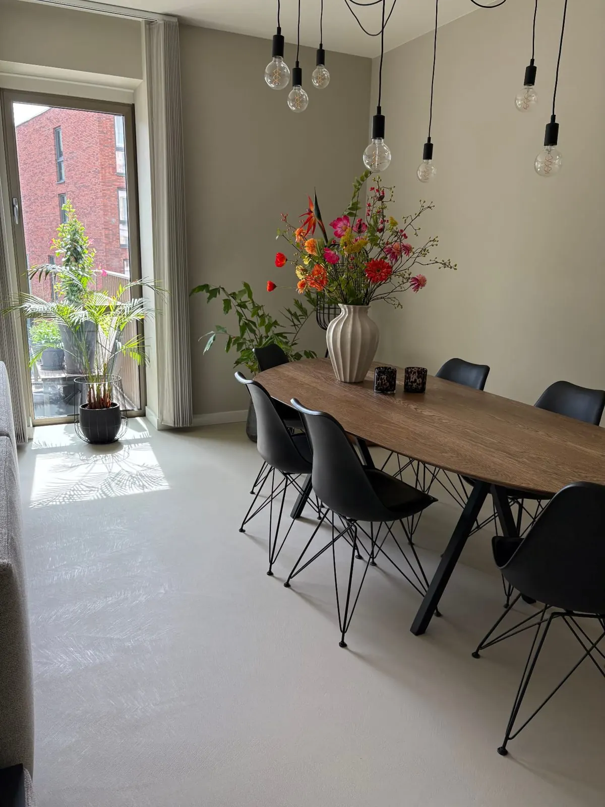 Eetkamer met lichte Grit Floor in nieuwbouwappartement