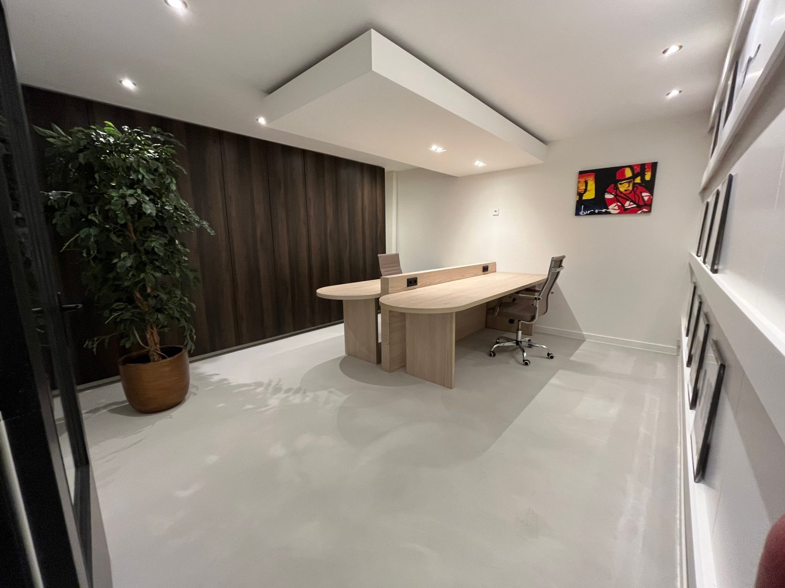 The Grit Floor in een kantoor met bureau en houten wand