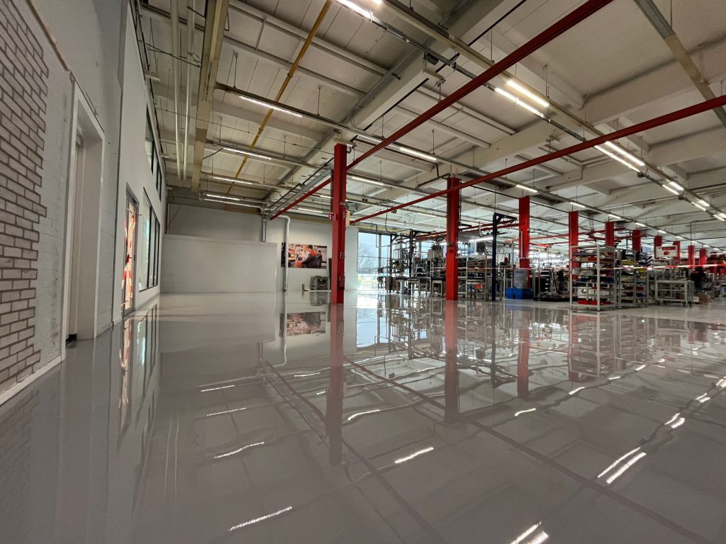Werkvloer met glanzende epoxy gietvloer