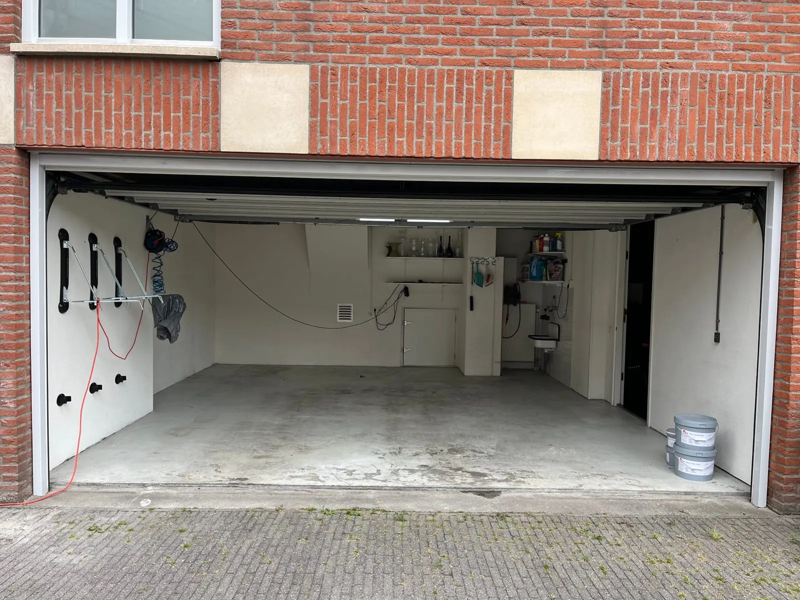 Garage voor de coating met ruwe, stoffige betonvloer