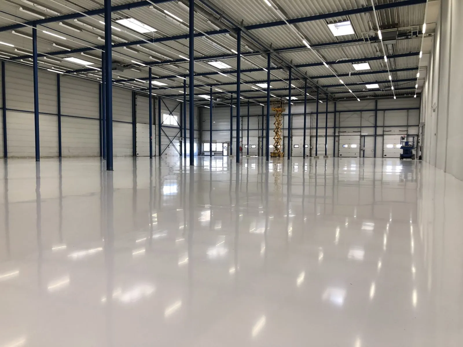Warehouse in Utrecht met hoogglans epoxy gietvloer
