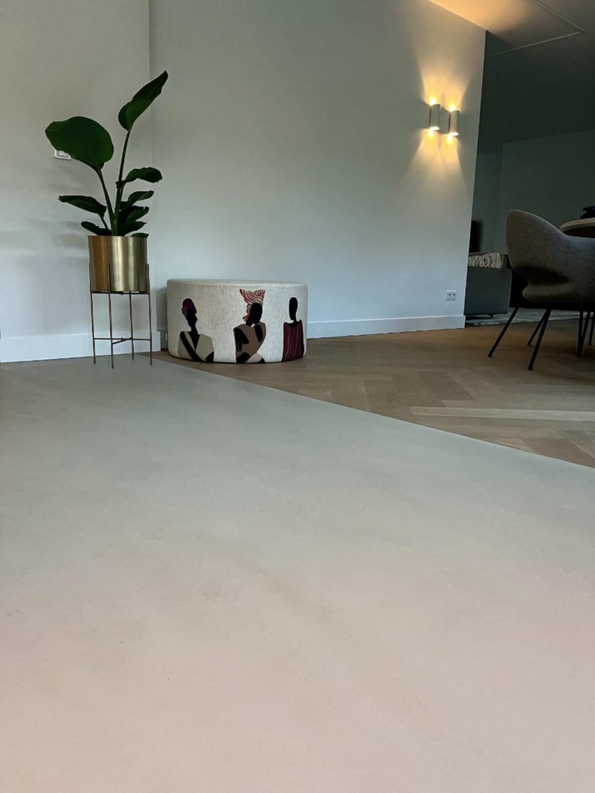 Grit Floor die aansluit op visgraat parket